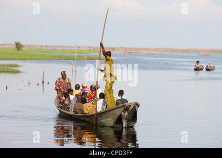 Boot mit Passagieren, in der Nähe von Ganvié See Dorf am Nokoue See, Benin, Westafrika, Afrika Stockfoto