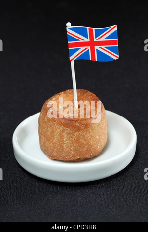 Britische Pork Pie mit Union Jack-Flagge auf schwarzem Hintergrund Stockfoto