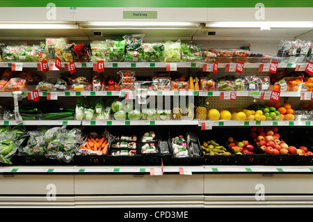Obst und Gemüse im Supermarkt, UK. Stockfoto