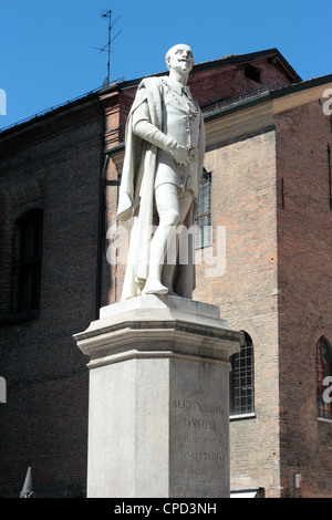 Statue des Dichters Alessandro Tassoni des Bildhauers Alessandro Cavazza in Modena, Italien Stockfoto