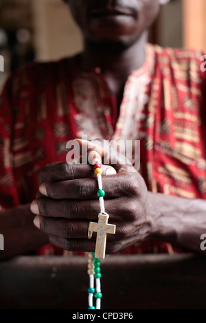 Afrikanischen Mann, der betet des Rosenkranz, Cotonou, Benin, Westafrika, Afrikas Stockfoto