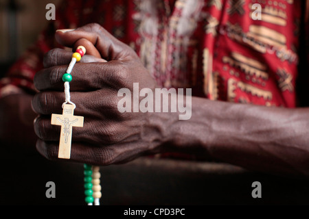 Afrikanischen Mann, der betet des Rosenkranz, Cotonou, Benin, Westafrika, Afrikas Stockfoto