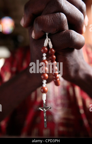 Afrikanischen Mann, der betet des Rosenkranz, Cotonou, Benin, Westafrika, Afrikas Stockfoto