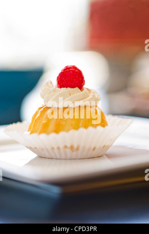 Eine Torte mit einer Himbeere Stockfoto