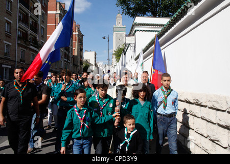 Muslimische Pfadfinder eine Fackel außerhalb der Moschee von Paris, Paris, Frankreich, Europa Stockfoto