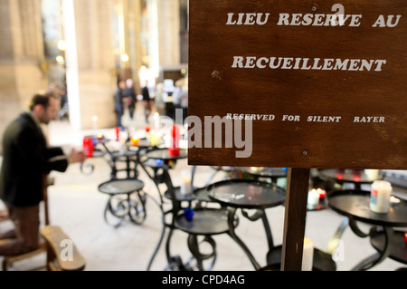 Gebet in Eustache Kirche, Paris, Frankreich, Europa Stockfoto