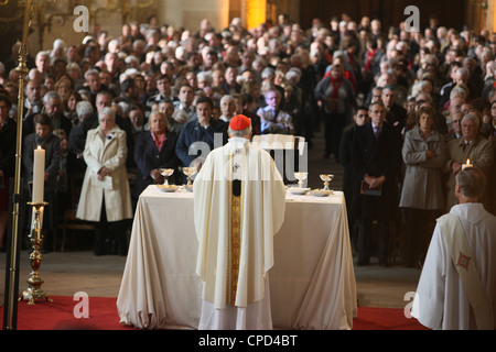 Erzbischof, die Feier der Messe in Eustache Kirche, Paris, Frankreich, Europa Stockfoto