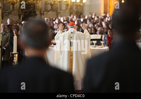 Erzbischof, die Feier der Messe in Eustache Kirche, Paris, Frankreich, Europa Stockfoto