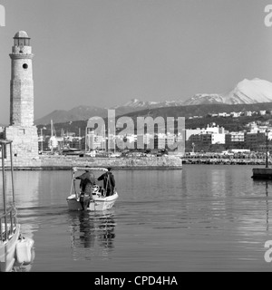 Eine kleine kommerzielle Fischerei Handwerk verlassen Hafen von Rethymnon, Kreta, Griechenland Stockfoto