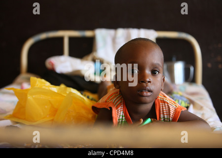 Junge Patienten in einem afrikanischen Krankenhaus, Lome, Togo, West Afrika, Afrika Stockfoto