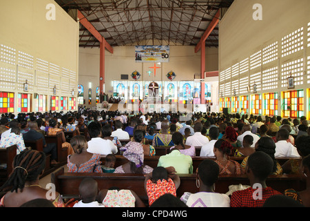 Katholische Messe in einer afrikanischen Kirche, Lome, Togo, West Afrika, Afrika Stockfoto