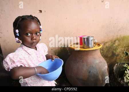 Mädchen essen eine Mahlzeit, Lome, Togo, West Afrika, Afrika Stockfoto