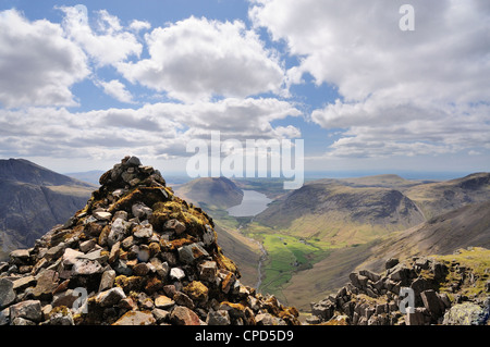 Westmorland Cairn auf dem Gipfel des großen Giebel im englischen Lake District, tiefste und Wastwater im Hintergrund Stockfoto