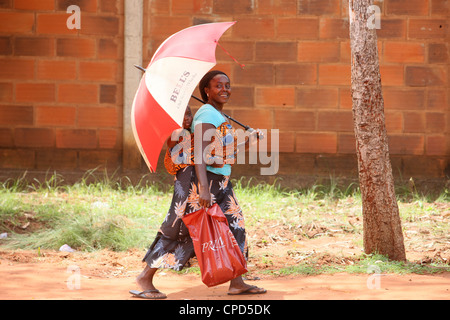 Afrikanische Frau mit ihrem Baby auf ihrem Rücken, Lome, Togo, West Afrika, Afrika Stockfoto