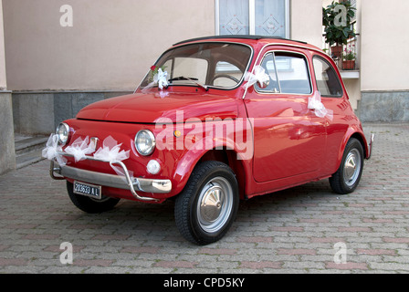 Oldtimer für eine Hochzeit dekoriert Stockfoto