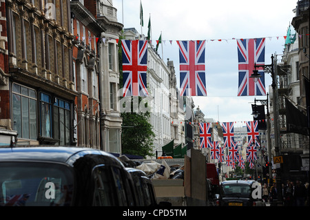 Union Jack-Flaggen über New Bond Street, London, die Königin goldenes Jubiläum zu feiern. Stockfoto