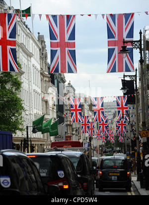 Union Jack-Flaggen über New Bond Street, London, die Königin goldenes Jubiläum zu feiern. Stockfoto