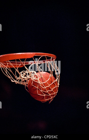 Basketball geht durch den Reifen. Stockfoto