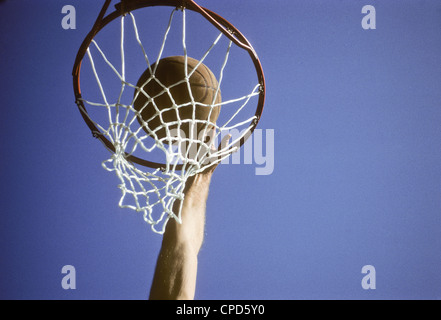 Basketball geht durch den Reifen. Stockfoto