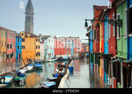 Die hellen pastellfarbenen Häuser auf der Insel Burano im Norden der Lagune von Venedig, Italien Stockfoto