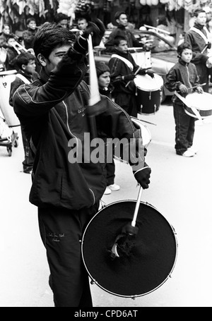 Junior School Marching Band in der Straße von Nobsa, Boyacá, Kolumbien durchführen. Stockfoto