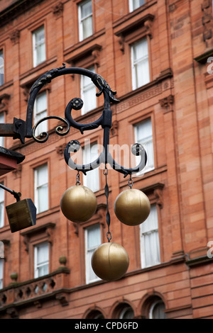 drei Kugeln-Symbol für ein Pfandleiher Shop in Glasgow Schottland, Vereinigtes Königreich Stockfoto