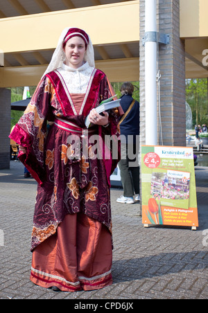 In voller Länge Portrait einer Frau, gekleidet in traditioneller Kleidung, Förderung der Keukenhof Garten, Niederlande Stockfoto