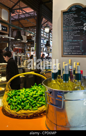 Pimentos de Padron auf dem Tresen einer Tapas-bar in der Mercado de San Miguel, in der Nähe der Plaza Mayor, Madrid, Spanien. Stockfoto