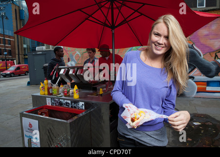 Frau mit Suppen East London Stockfoto