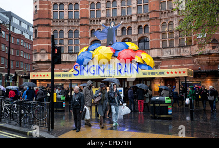 Singen im Regen, das Musical The Palace Theatre, London, England, UK Stockfoto