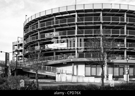 Multi-level-Parkplatz. Schwarz und weiß. Senftenberg. Deutschland Stockfoto