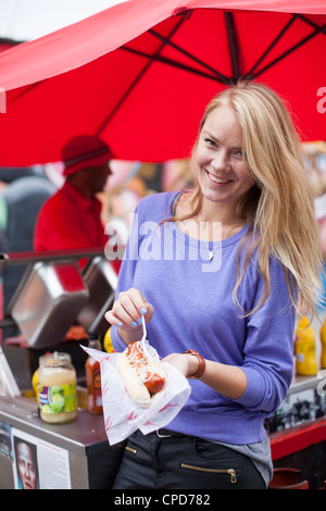 Frau mit Suppen East London Stockfoto