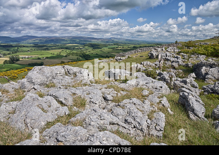 Kalkstein Pflaster auf der Oberseite Farleton Knott Cumbria Blick nach Osten in Richtung Barbon fiel und die Yorkshire Dales jenseits Stockfoto