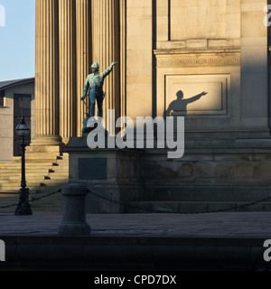 Statue von William Earle außerhalb St.-Georgs Halle Liverpool Stockfoto