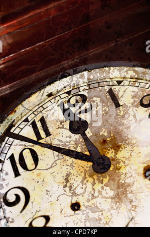 Detail der Vintage Uhr mit Risse an der Oberfläche Stockfoto