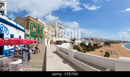 Cafe Bizarro auf der Esplanade über Praia Dos Penedo Strand, Albufeira, Algarve, Portugal Stockfoto