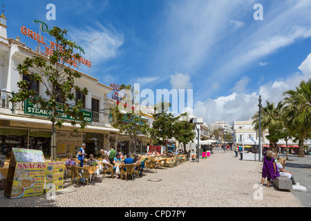 Cafés und Bars in der Praca da Republica (Hauptplatz) in der Altstadt im Zentrum, Albufeira, Algarve, Portugal Stockfoto