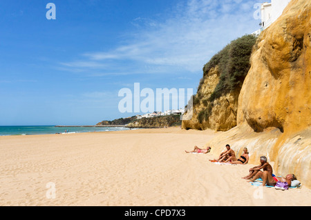 Praia Dos Pescadores Strand mit Blick auf Praia Penedo, Albufeira, Algarve, Portugal Stockfoto