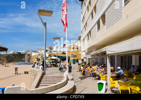 Cafe außerhalb der Sol e Mar Hotel am Strand von Praia Dos Penedo Strand, Albufeira, Algarve, Portugal Stockfoto
