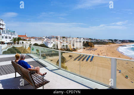 Blick von der Esplanade über Praia Dos Penedo Strand, Albufeira, Algarve, Portugal Stockfoto