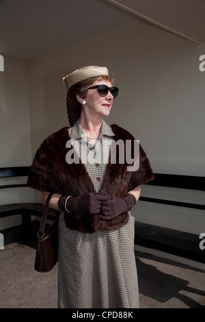 1940er Jahre gekleidete Frau stehend in einem Tierheim Stockfoto