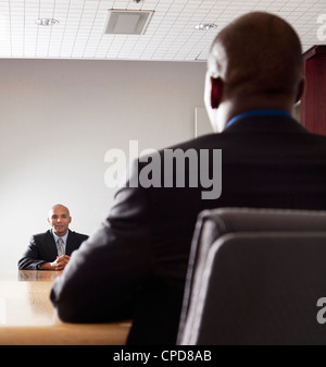 Gemischte Rassen Geschäftsleute mit treffen im Konferenzraum Stockfoto
