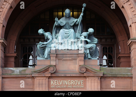 Bronze-Skulptur des Heiligen Mungo der Schutzpatron von Glasgow an die Kelvingrove Art Gallery und Museum, Scotland, UK Stockfoto