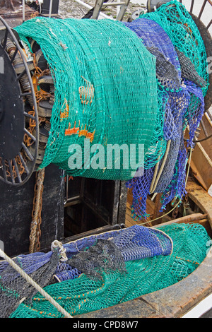 Fischernetze am Heck eines angedockten Trawlers UK Stockfoto