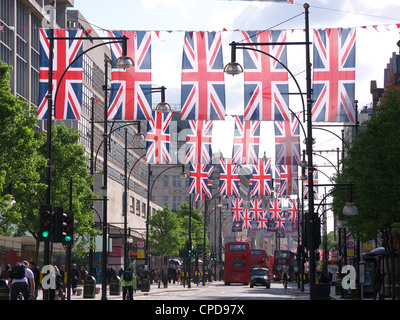 Blick in Richtung der vielen Union Jack-Flaggen hängen über Oxford Street in London für der Königin Diamond Jubilee 2012 Stockfoto