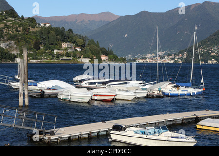 Der kleine Hafen in Cernobbio, eine wunderschöne Stadt am Comer See in Norditalien ausgestreckt Stockfoto