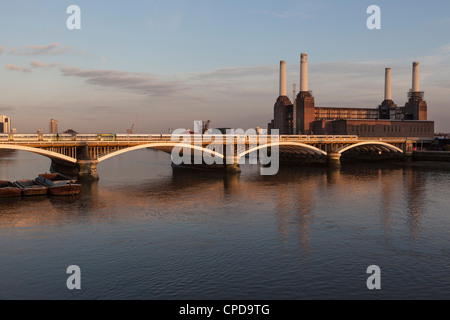 Battersea Power Station und Chelsea Bridge, Battersea, London, England Stockfoto