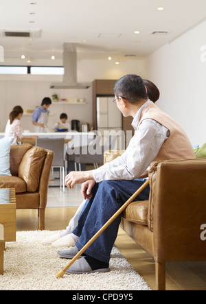 Drei-Generationen-Familie in einem Wohnzimmer Stockfoto