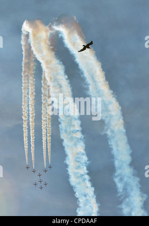 SOUTHPORT, ENGLAND - 23.Juli: Hawk T Red Arrow Jets von der britischen Luftwaffe führen Kunstflug und mid-Air Stunts am 23. Juli Stockfoto