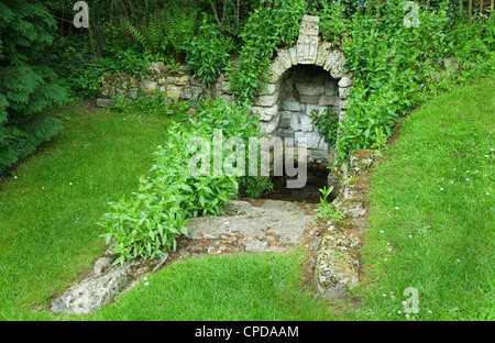 Edward der schwarze Prinz ist gut. Heiliger Brunnen und Heiliger Frühling in Harbledown Kent. Pilgrims Way in der Nähe von Canterbury Kent. Der Königsstein mit dem Abzeichen des Prinzen von Wales, in den drei Federn eingraviert sind, befindet sich oben auf dem Bogen. 2012, 2010ER UK HOMER SYKES Stockfoto